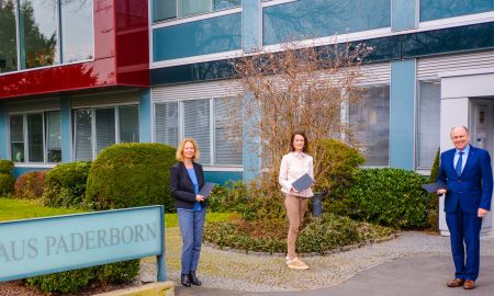 Tablets verbindet ältere Menschen mit der Welt außerhalb des Heimes – v.l.: Margot Becker vom Sozialamt Kreis Paderborn, Birgit Heckers (Vertretung der Arbeitsgemeinschaft der Pflegeeinrichtungen der gemeinnützigen Träger im Kreis Paderborn) und Landrat Christoph Rüther. Terminbedingt fehlt: Christiane Wolf, Vertretung der Arbeitsgemeinschaft der Pflegeeinrichtungen der privaten Träger im Kreis Paderborn zu sehen sind Projektbeteiligte mit Tablets